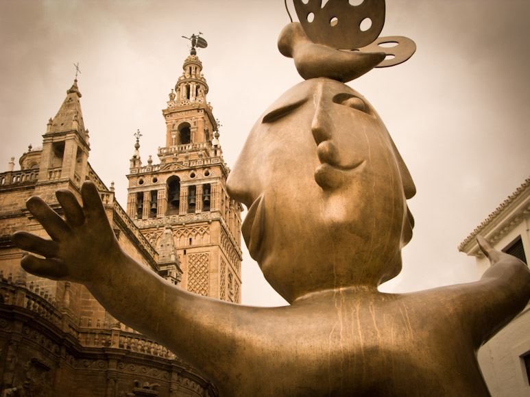Hier & dort :: Skulptur von Juan García Ripollés vor der Giralda, Sevilla